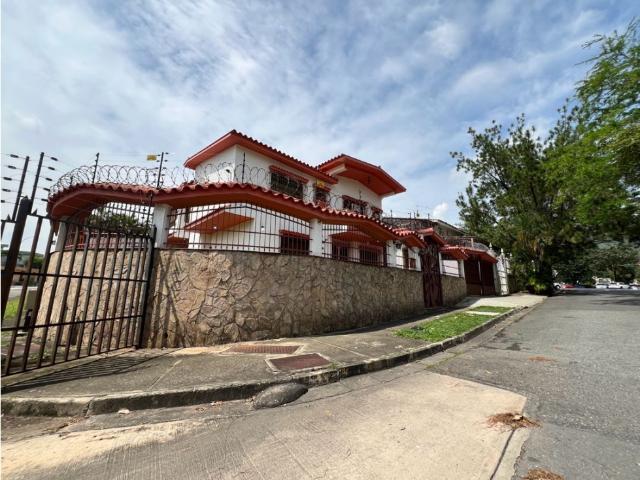 SE VENDE AMPLIA CASA CON POTENCIAL COMERCIAL EN LA ZONA DE LAS 4 AV
