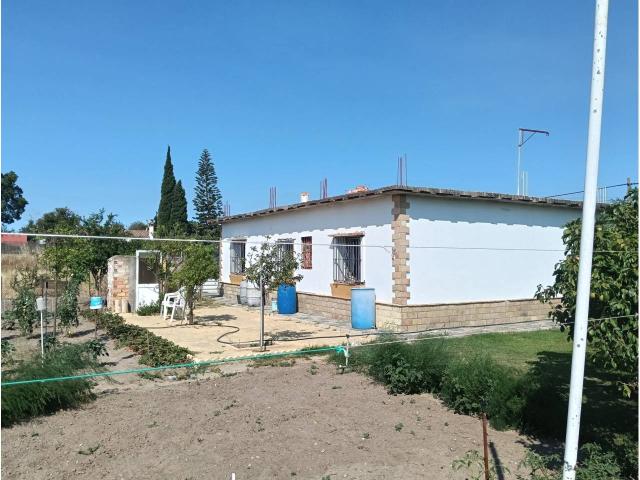 Se Vende amplia parcela con una casa