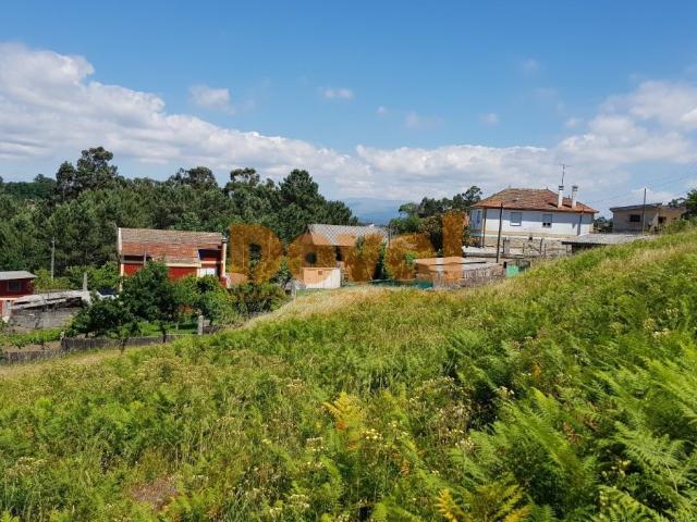 Se vende amplia parcela de 1800 metros en Rebordanes, Tui