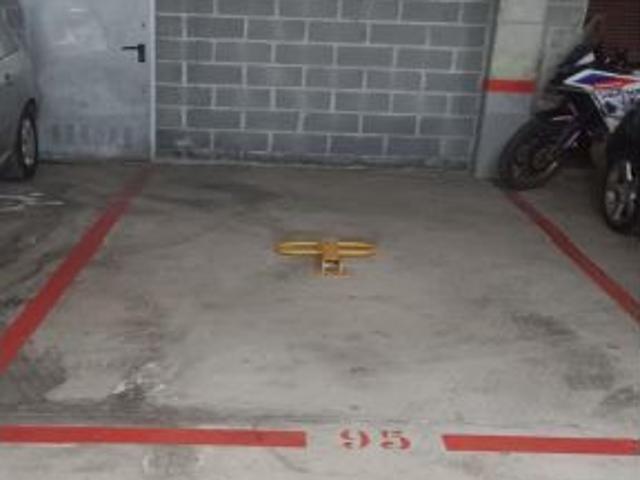 Se vende amplia Plaza de Aparcamiento, ¡CERCA DE HOSPITAL CLÍNICO Y UNIVERSIDADES!
