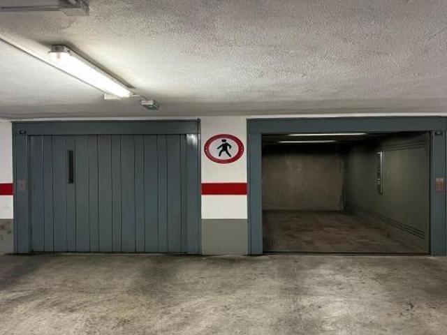 SE VENDE AMPLIA PLAZA DE GARAJE AYORA