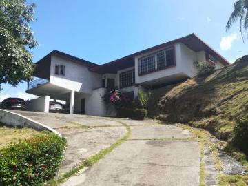 SE VENDE AMPLIA Y ACOGEDORA CASA EN LAS CUMBRES