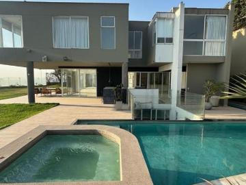 SE VENDE AMPLIA Y MODERNA CASA EN CASUARINAS ALTA SURCO