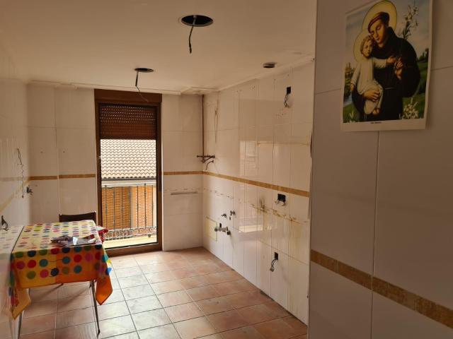 SE VENDE AMPLÍSIMO APARTAMENTO EN VALENCIA DE DON JUAN, COCINA, SALÓN, 2 HAB 2 BAÑOS, ASCENSOR, TRASTERO Y P. GARAJE. NECESITA REFORMA