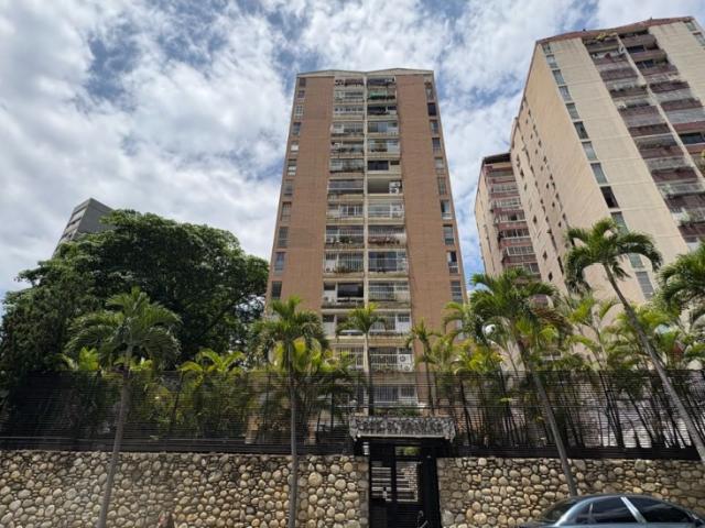 Se vende apartamento para actualizar en Urb Cerrada 132m2 Santa Fe Sur
