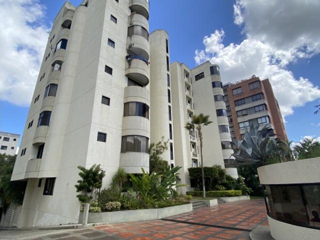 Se vende apartamento 176m2 Colinas de Valle Arriba 4000