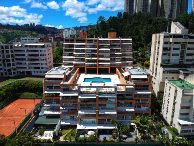 Se vende apartamento tipo PB 168m2 4h/2,5b/2p Los Samanes 0882