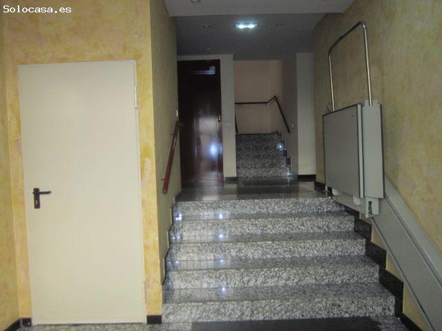 SE VENDE APARTAMENTO AMUEBLADO, SEMINUEVO, COCINA AMERICANA, DORMITORIO, BAÑO, TRASTERO Y GARAJE