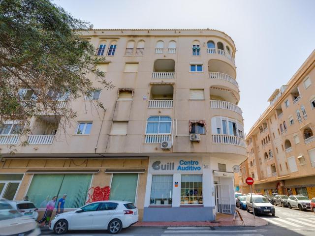 Se vende apartamento de 1 dormitorio en un condominio con piscina cerca de la playa de Los Náufragos en Torrevieja