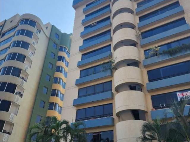 Se vende apto.110,21 3H/2B/2+maletero Lecheria