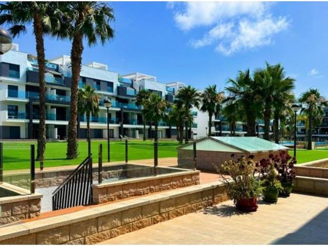 Se vende ático de 2 dormitorios en la primera planta con solárium privado en Oasis Beach XII, El Ras
