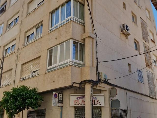 SE VENDE BAJO COMERCIAL