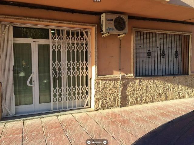 SE VENDE BAJO COMERCIAL QUE SE PUEDE CONVERTIR EN VIVIENDA DE 185 METROS