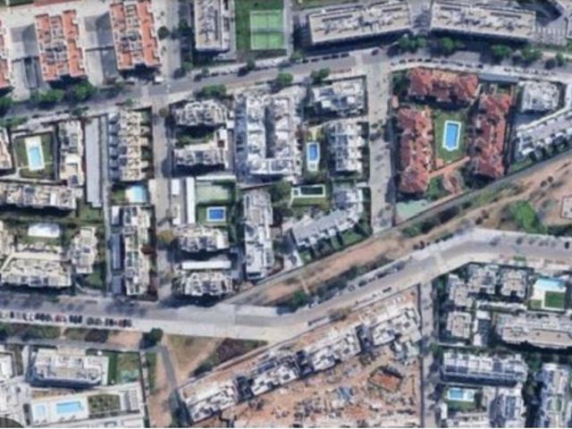 SE VENDE BAJO CON JARDIN EN TURRUÑUELOS