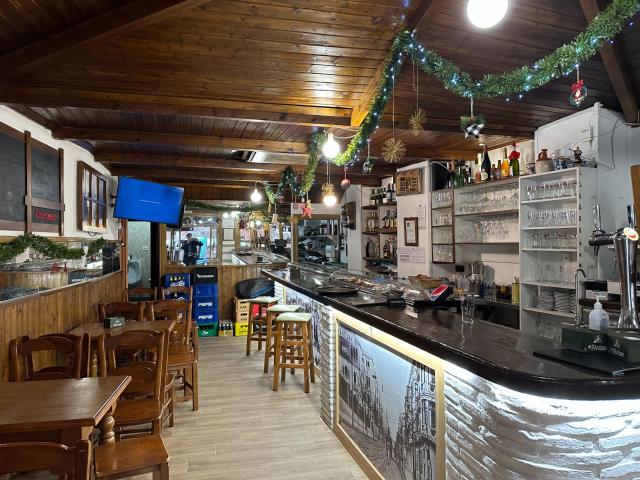 SE VENDE BAR RESTAURANTE EN PLENA ACTIVIDAD COMERCIAL EN EL CENTRO DE GRANADA