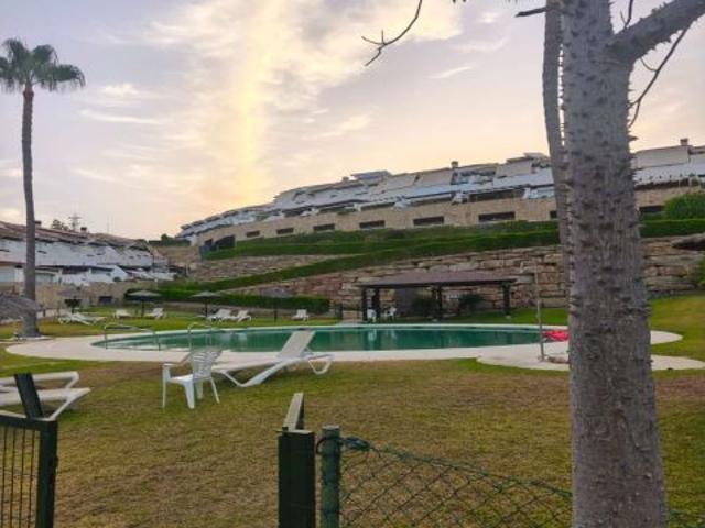 Se vende bonito chalet adosado con vistas al mar en zona las Lagunas Mijas