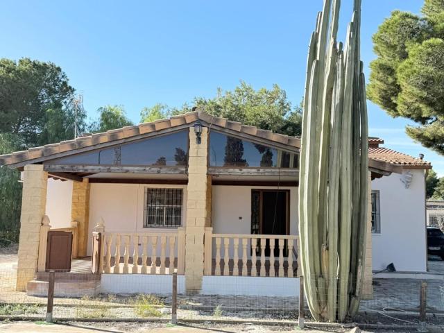 SE VENDE BONITO CHALET EN TORRELLANO ALTO zona Newton College