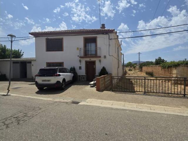 Se vende bonita casa con terreno en Cariñena