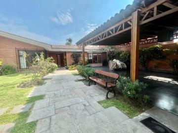 Se vende bonita casa de un piso en excelente condominio de La Molina