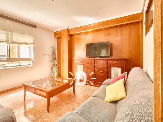 SE VENDE BONITA VIVIENDA EN BENETUSSER