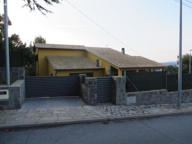 Se vende Casa OKUPADA en Calle CL ANTONI TÀPIES 81 Seva, Barcelona