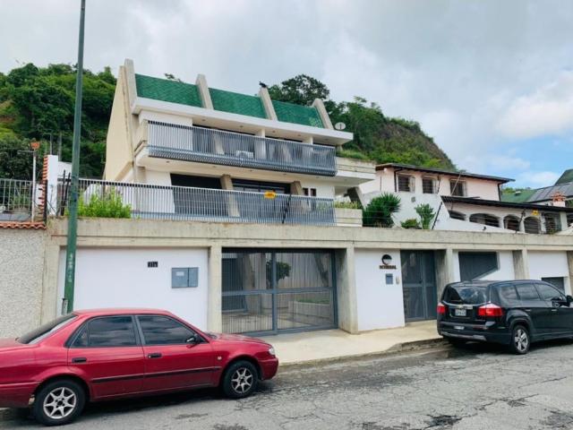 SE VENDE CASA ORIGINAL EN CUMBRES DE CURUMO
