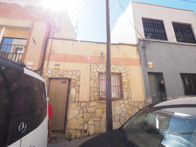 SE VENDE CASA ADOSADA EN TERRASSA, ZONA LA MAURINA