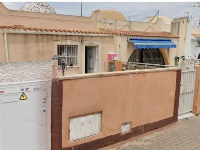 Se vende Casa Adosada OKUPADA en Calle Santa Petra 19 Torrevieja, Alicante/Alacant