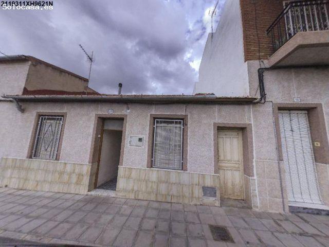Se vende Casa Adosada OKUPADA en Maestro Serrano 20 Elda, Alicante/Alacant