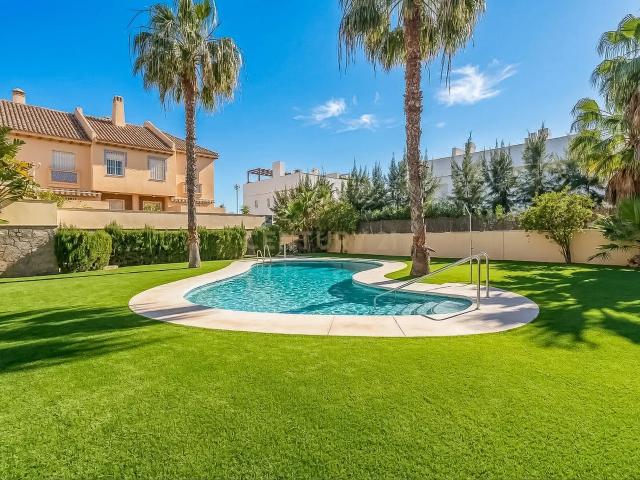 Se vende casa adosada reformada en Calahonda cerca de la playa y los servicios
