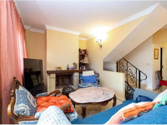 SE VENDE CASA ADOSADA URB. LA BERMEJANA, 4 DORM,3 BAÑOS. 2 SALONES, PATIO, TERRAZA, GARAJE, PISCINA