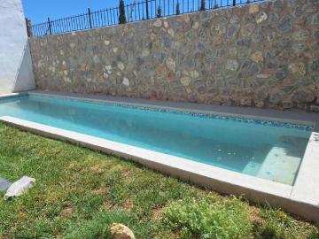 SE VENDE CASA AMPLIA CON ALBERCA Y PANELES SOLARES ZONA LA SARZANA