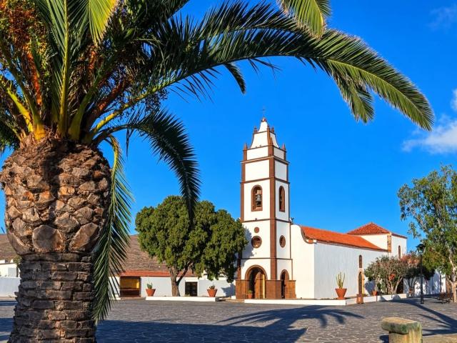 Se vende casa antigua con mucho carácter situada en la plaza. 193m² Tetir