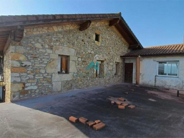 Se vende casa con terreno y vistas en Nates Voto
