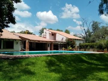 SE VENDE CASA CON ALBERCA EN TEQUISQUIAPAN
