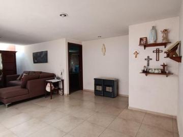 SE VENDE CASA CON AMPLIO JARDÍN EN METEPEC