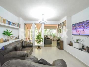 Se vende casa con dos departamentos en La Quinta San Martin en San Cristóbal