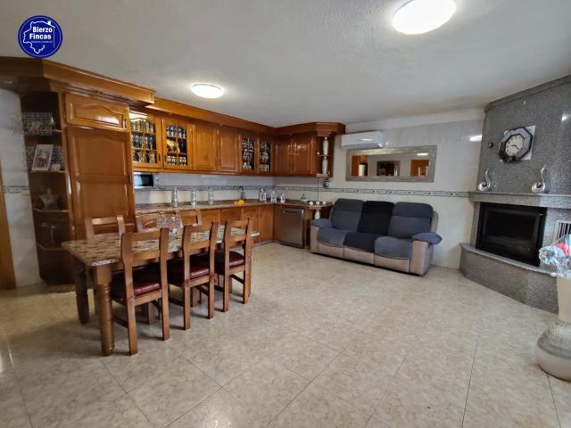 SE VENDE CASA CON GRAN PARCELA EN COLUMBRIANOS