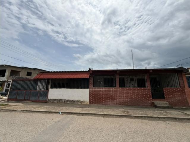 SE VENDE CASA CON LOCAL EN SECTOR LA PAZ. VE22 385PAZ LMON