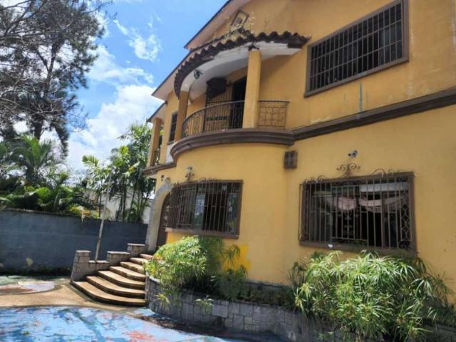 Se vende Casa con potencial comercial 899.90m2 9H/5B/4ESan Bernardino