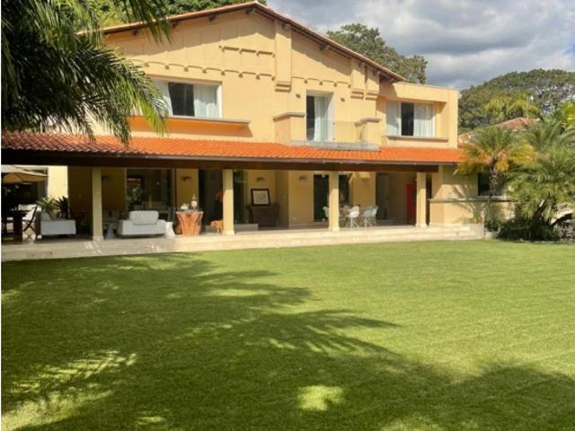 Se Vende Casa Country Club, Area 2.080 m2 de T 700 m2 C