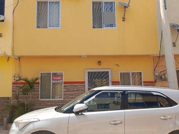 SE VENDE CASA DE DOS PISOS DENTRO DE URBANIZACIÓN VIA A PUNTA CARNERO SALINAS