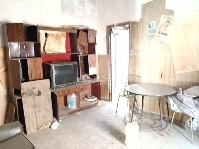 SE VENDE CASA DE DOS PLANTAS PARA REFORMAR TOTALMENTE CON 4 PUERTAS DE ENTRADA EN ASPE