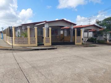 Se vende casa de esquina en Brisas del Golf Arraiján JS