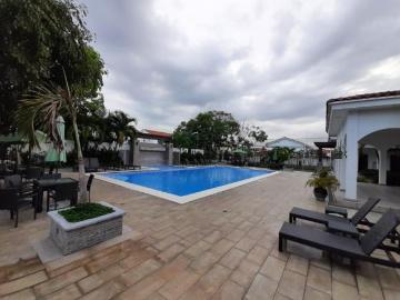 SE VENDE CASA DE ESQUINA, REMODELADA, EN QUINTAS DE VERSALLES