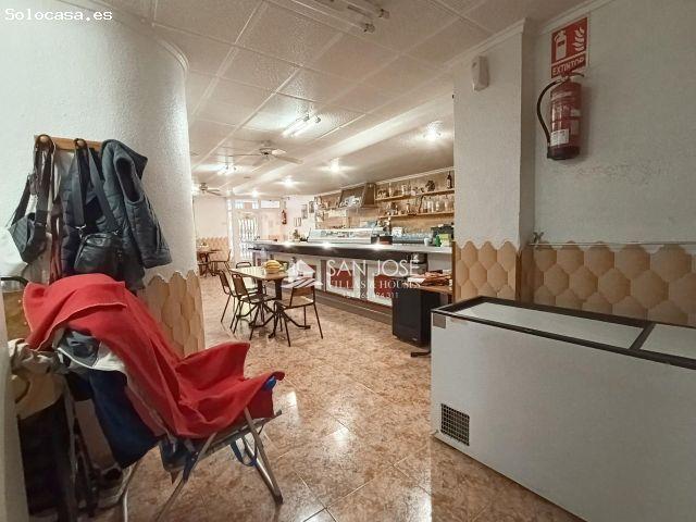 SE VENDE CASA DE TRES PLANTAS CON NEGOCIO O FUTURO GARAJE