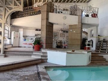 Se vende casa de un piso, con alberca techada y climatizada, en esquina y con salón de eventos