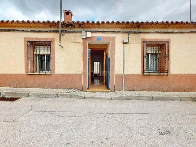Se vende casa de una planta en Villaconejos, ideal para quienes buscan tranquilidad, amplitud y muchas posibilidades