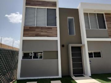 CASA DE 2 RECAMARAS CON 2 BAÑOS Y MEDIO EN PRIVADA CON ALBERCA A 7 KM DE LA PLAYA