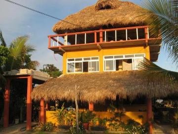 Se vende Casa de 3 niveles en Zipolite con vistas al mar